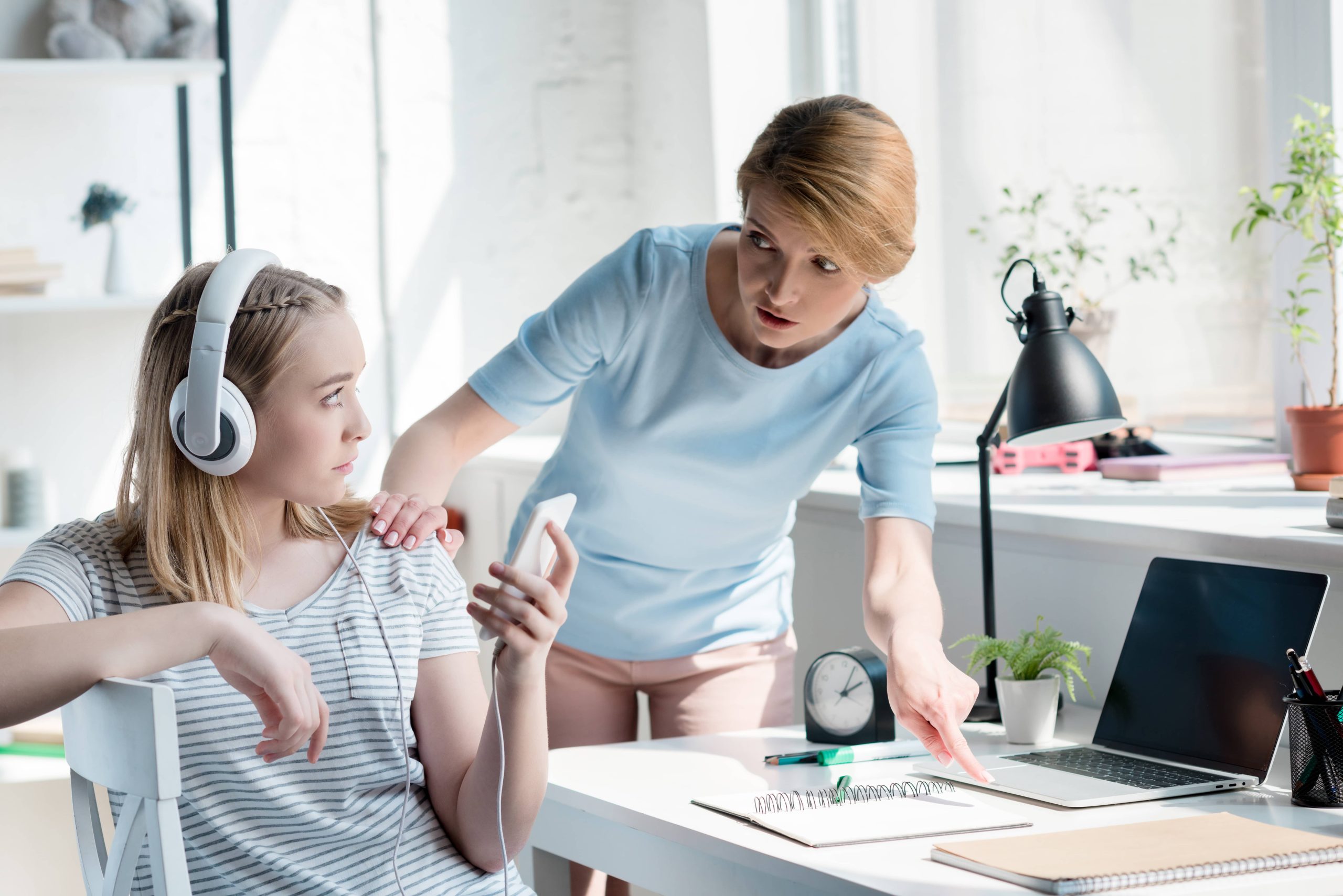 كيف تتعامل مع ابنتك المراهقة واستخدامها للجوال